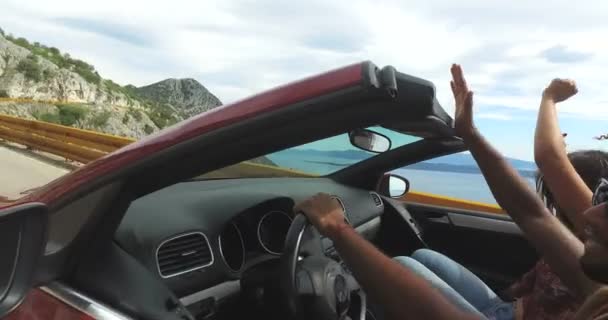 Amigos conduciendo en convertible — Vídeo de stock