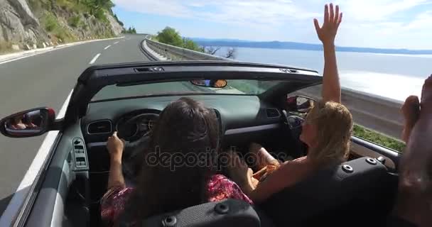 Chicas conduciendo en coche descapotable — Vídeos de Stock