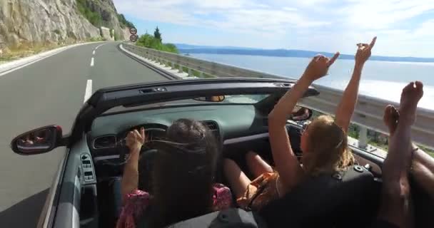 Chicas conduciendo en coche descapotable — Vídeo de stock