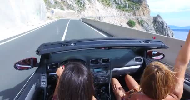 Mujer cabalgando en convertible con amigo — Vídeo de stock