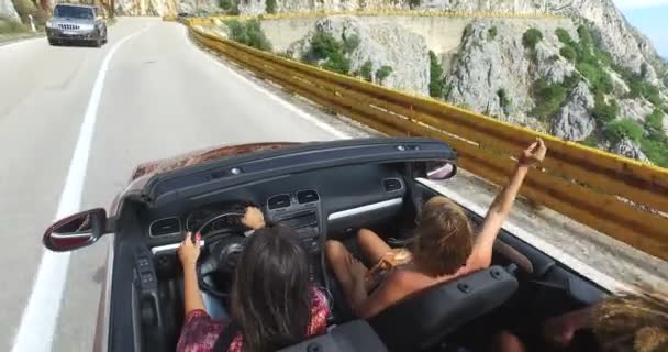 Mujer cabalgando en convertible con amigos — Vídeo de stock