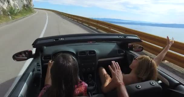 Amigos montando en convertible — Vídeos de Stock