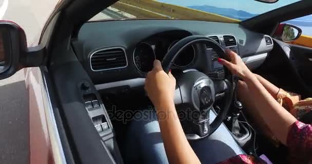 Arkadaşlar Cabrio ile sürüş esmer — Stok video