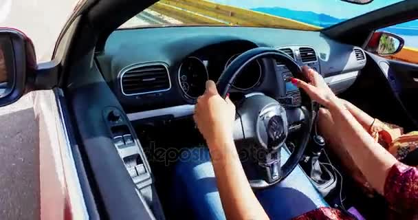 Brunette mengemudi dengan teman-teman convertible — Stok Video