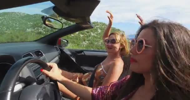 Brunette met vrienden Cabrio rijden — Stockvideo