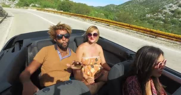 Mensen rijden in een cabrio — Stockvideo