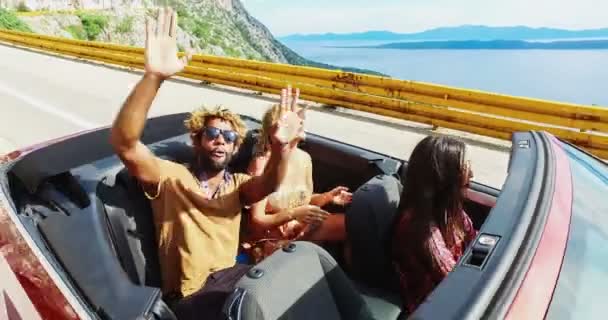 Mensen rijden in een cabrio — Stockvideo