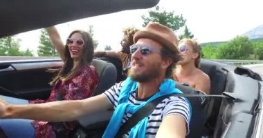 adam arkadaş Cabriolet ile sürüş