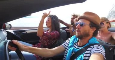  Arkadaş grubu Cabrio sürüş adam