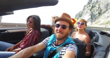  Arkadaş grubu Cabrio sürüş adam