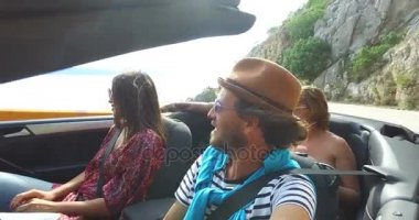  Arkadaş grubu Cabrio sürüş adam