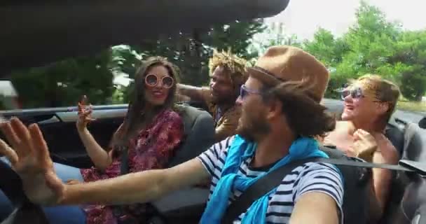Чоловік керує друзями в кабріолеті — стокове відео
