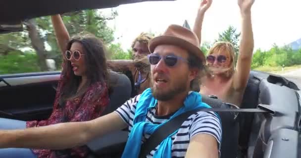 Mann fährt mit Freunden im Cabrio — Stockvideo