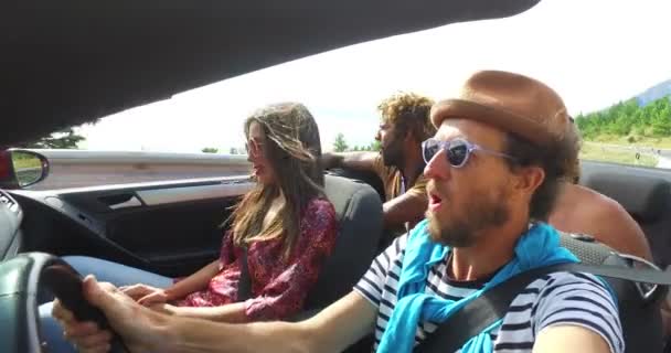 Мужчина за рулем с друзьями в камуфляже — стоковое видео