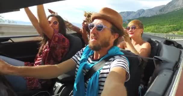 Uomo guida con gli amici in cabriolet — Video Stock