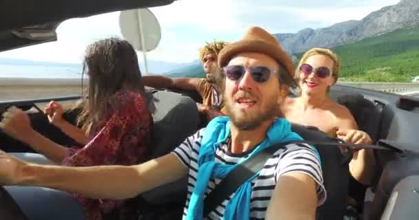 Mann fährt mit Freunden im Cabrio — Stockvideo