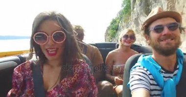  Arkadaş grubu Cabrio sürüş adam