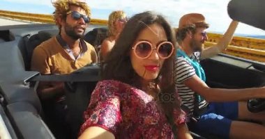  üstü açık arabayla sürüş insanlar