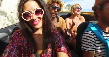  üstü açık arabayla sürüş insanlar