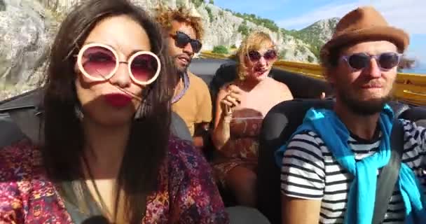 Freunde genießen Fahrt im Cabrio — Stockvideo