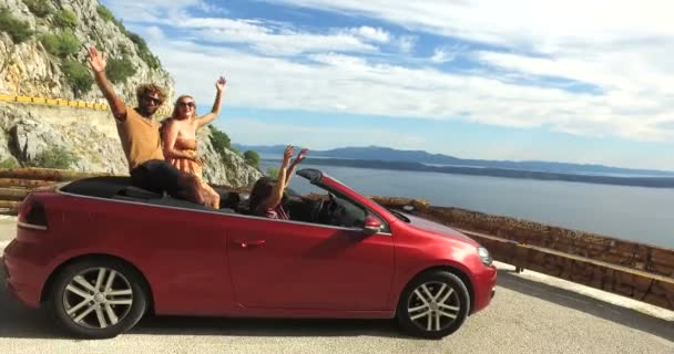 Amici che festeggiano in cabriolet — Video Stock