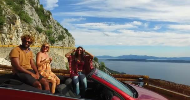 Amici che festeggiano in cabriolet — Video Stock