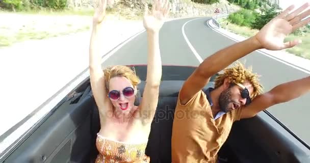 Frau und Mann fahren im Cabrio — Stockvideo