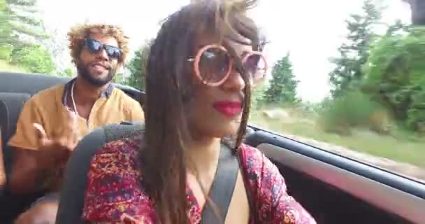 Mujer conduciendo con amigos en convertible — Vídeos de Stock