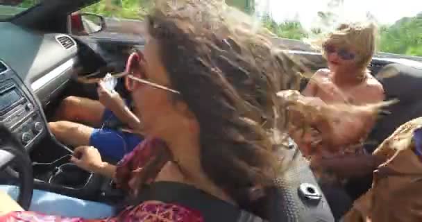 Жінка насолоджується водінням з друзями в кабріолеті — стокове відео