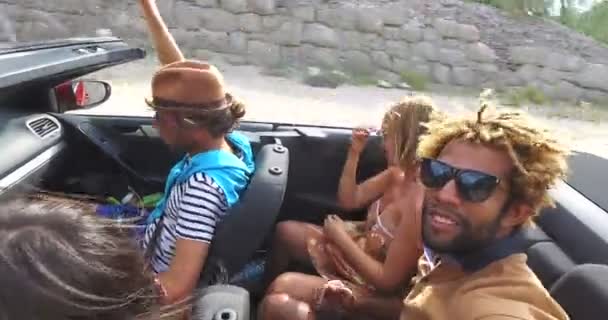 Vrienden plezier rijden in cabriolet — Stockvideo