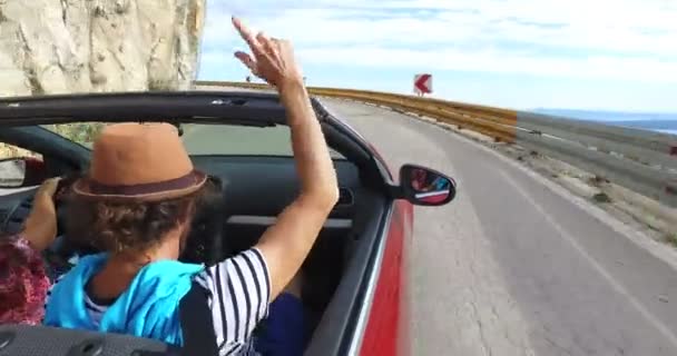 Man in converteerbare auto rijden — Stockvideo