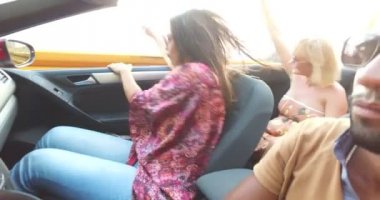 arkadaşlar Cabrio ile parti adam