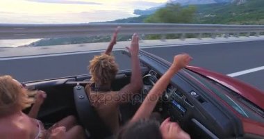 Arabada insanlar zevk gezisi