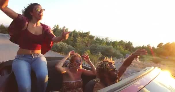 Brunette zittend op kap van Cabrio — Stockvideo