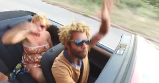 Personnes dansant en voiture convertible — Video