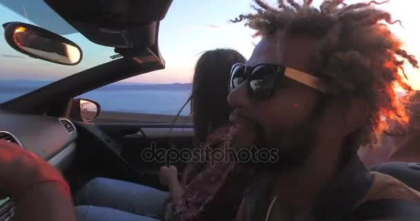 Hombre de fiesta con amigos en convertible — Vídeo de stock