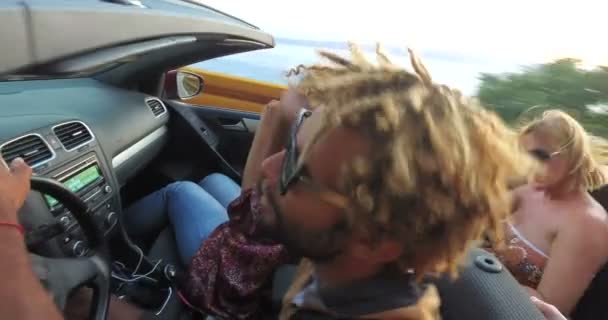 Mann feiert mit Freunden im Cabrio — Stockvideo