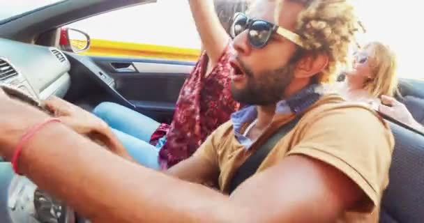 Man feesten met vrienden in auto — Stockvideo