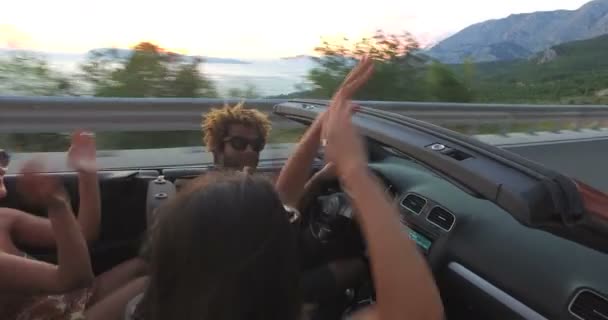 Personas disfrutando de viaje en coche — Vídeos de Stock