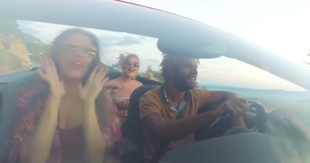 Vänner körning i Cabriolet — Stockvideo