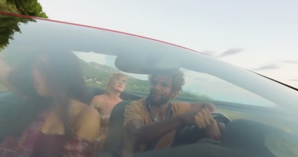 Vänner körning i Cabriolet — Stockvideo