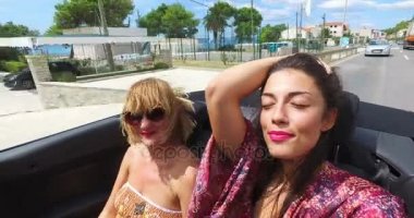 Cabrio araba sürüş kızlar