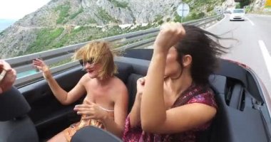 arkadaşlar Cabrio araba sürüş 