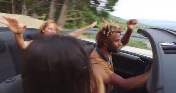 Vrienden van de hipster met in Cabrio — Stockvideo