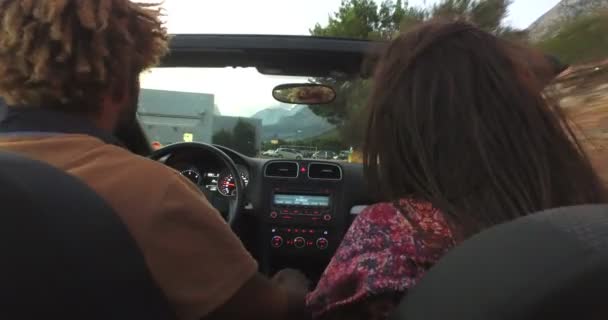 Pareja conduciendo en convertible — Vídeos de Stock