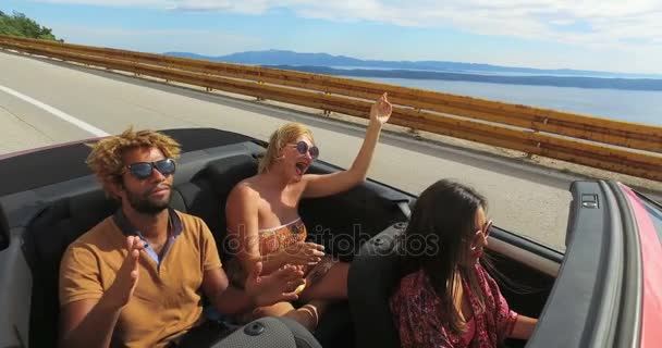 Hipster friends having in convertible — Stock Video