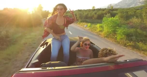 Hipster friends having in convertible — Stock Video