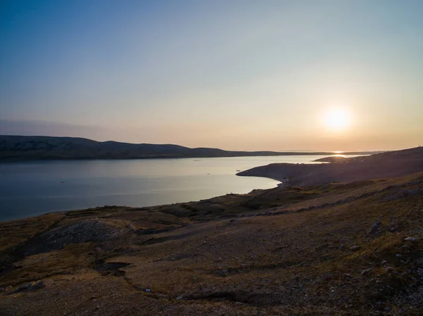 Puesta de sol sobre la isla de Pag, Croacia — Foto de Stock