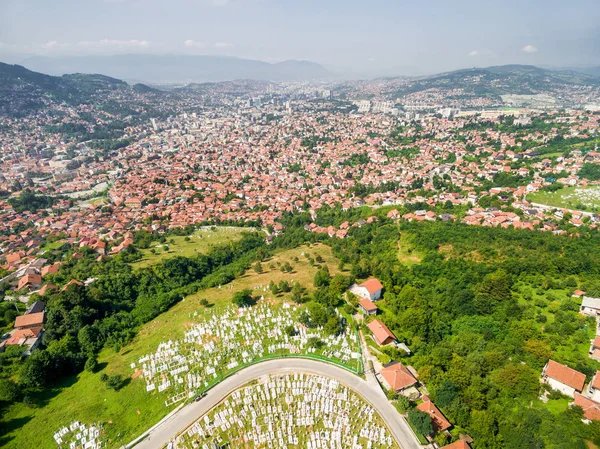 Cementerio de Ravne Bakije y ciudad Sarajevo — Foto de Stock