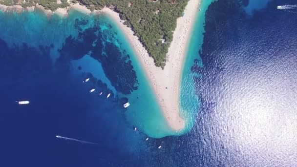 Aerial view of Zlatni Rat beach — Stock Video